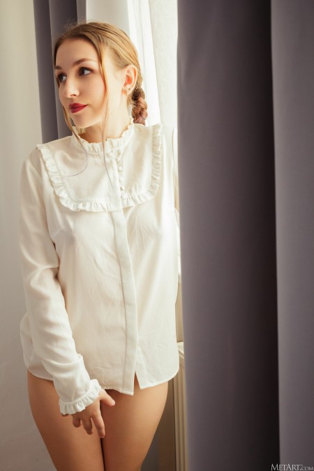 Счастливая блондинка в модной элегантной позе