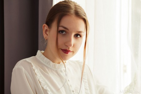 Счастливая блондинка в модной элегантной позе