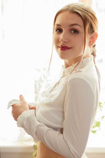 Счастливая блондинка в модной элегантной позе