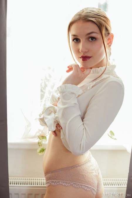 Счастливая блондинка в модной элегантной позе