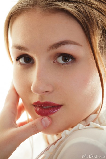 Счастливая блондинка в модной элегантной позе