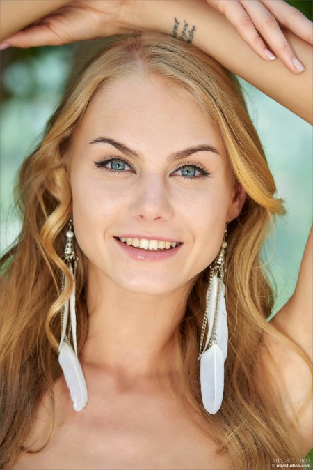 Летнее блаженство: Эротическая фотосессия с Эрикой А