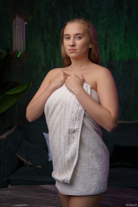 Нежная смеющаяся модель в фотосете