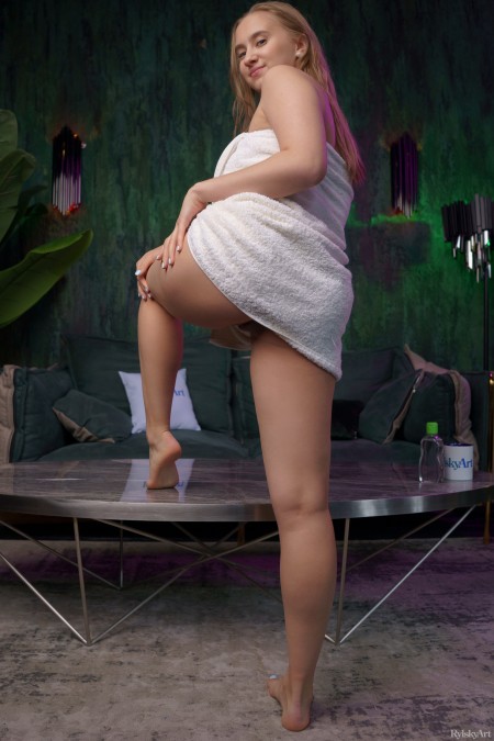 Нежная смеющаяся модель в фотосете