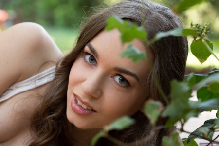 Летняя элегантность: обнаженная Tali Dova