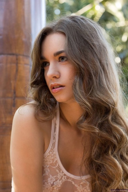 Летняя элегантность: обнаженная Tali Dova