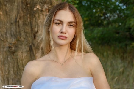 Летнее счастье: голая Ханна Линн