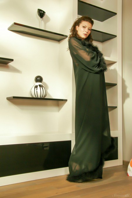 Изысканная модель позирует обнаженной