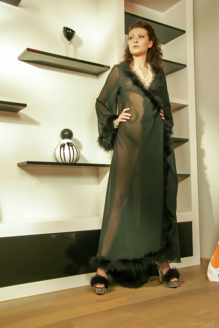 Изысканная модель позирует обнаженной