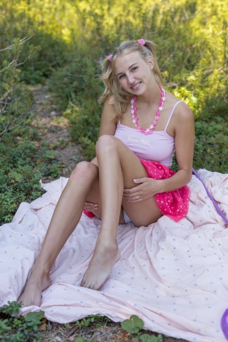 Летняя радость: девушка Бети в природе