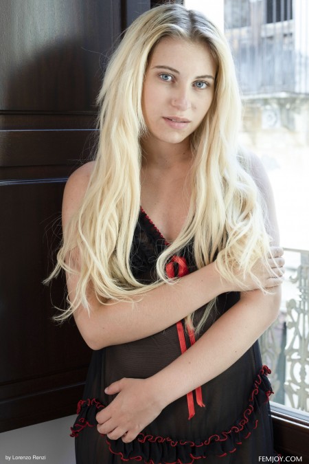 Лили Белла: молодая блондинка в эротической позе