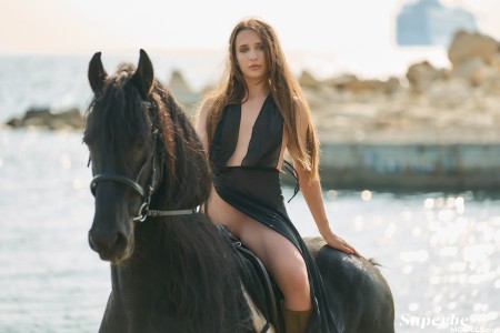 Летняя элегантность: улыбающаяся модель на природе