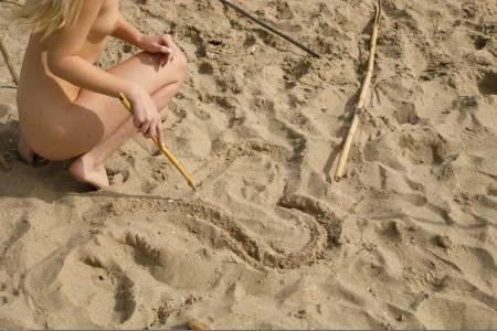 Счастливое летнее фотосессия на пляже