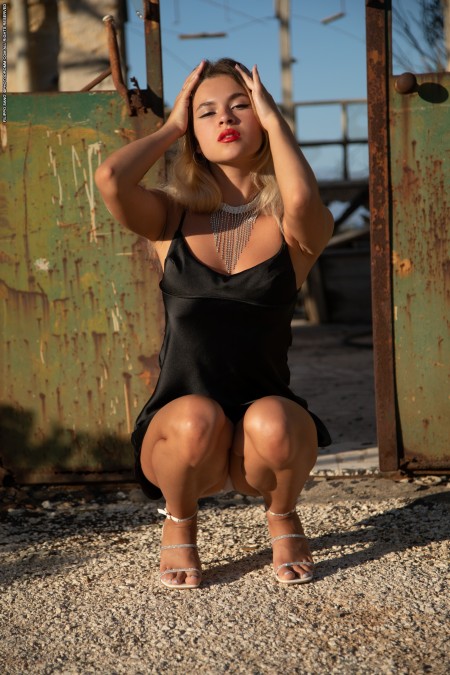 Изысканная модель в солнцезащитных очках