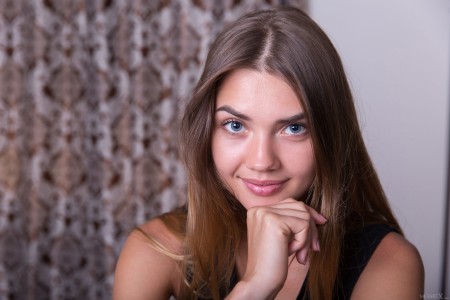 Милая Грузинская девушка на кровати