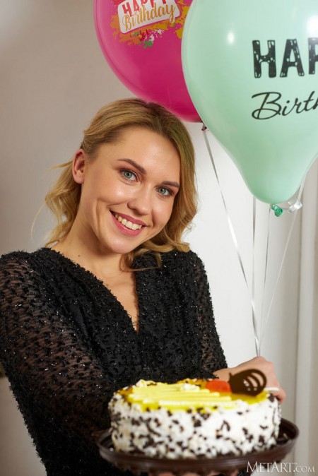 Веселая Эрика с воздушным шаром