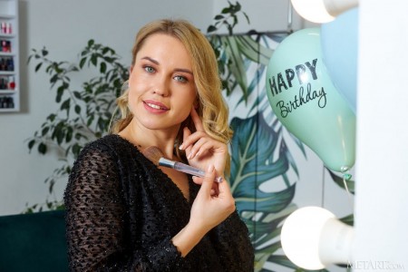 Веселая Эрика с воздушным шаром