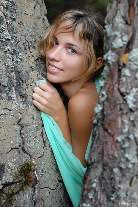 Счастливое летнее фото в лесу