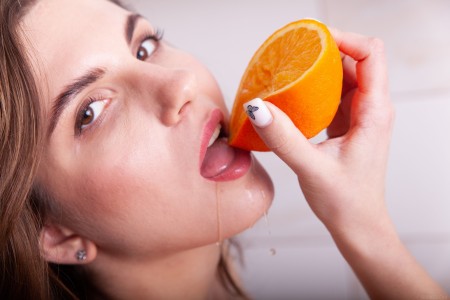 Эротическая фотосессия с улыбающейся Касси в интерьере дома