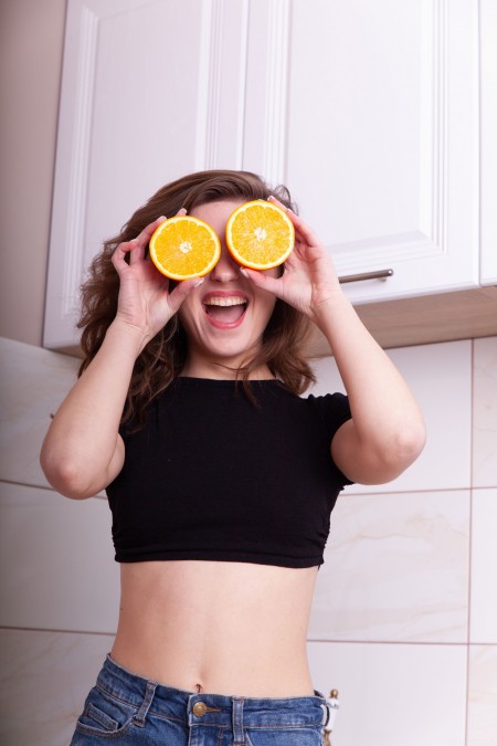 Эротическая фотосессия с улыбающейся Касси в интерьере дома