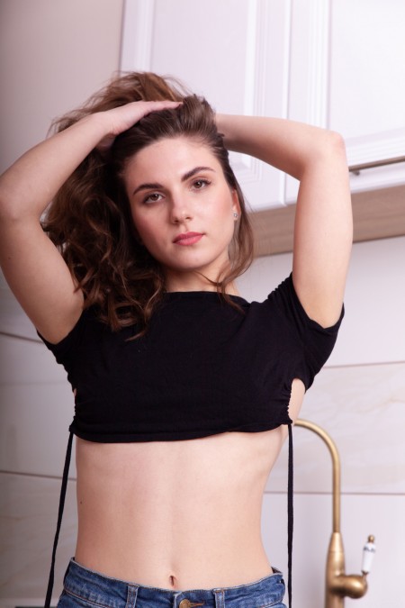 Эротическая фотосессия с улыбающейся Касси в интерьере дома