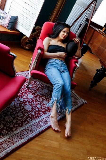 Соблазнительная модель Никта позирует дома