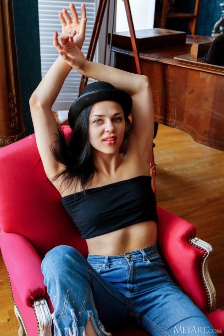 Соблазнительная модель Никта позирует дома