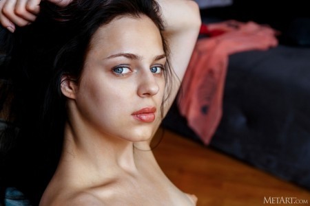 Соблазнительная модель Никта позирует дома