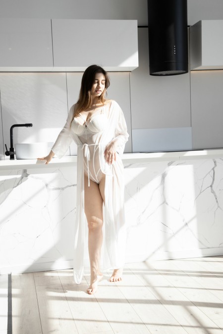 Чувственная красота Эллы Миры в домашнем интерьере