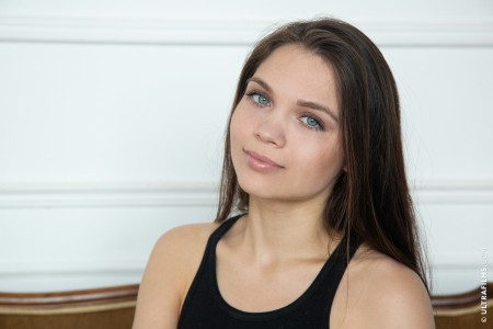 Сенсуальная поза Адріаны Фон