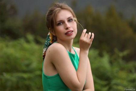 Летняя натуралистичная фотосъемка с улыбающейся блондинкой