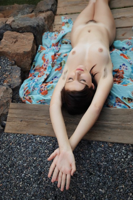 Летняя сенсуальная фотосессия на природе