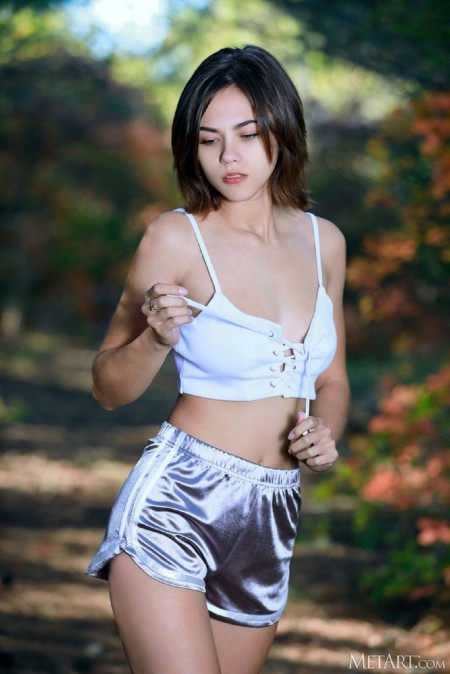 Летняя эротическая фотосессия в лесу с Джили Б