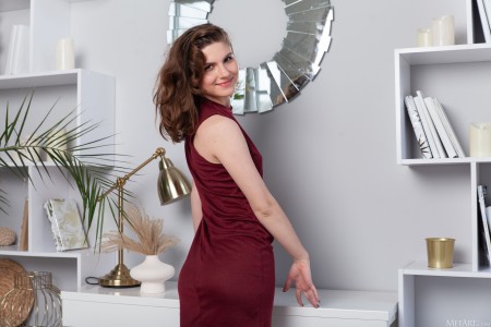 Веселая девушка Касси А в офисной обстановке