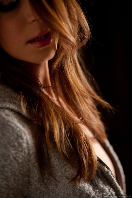 Соблазнительная элегантность: Amber Sym позирует голая в стиле модель в домашней обстановке