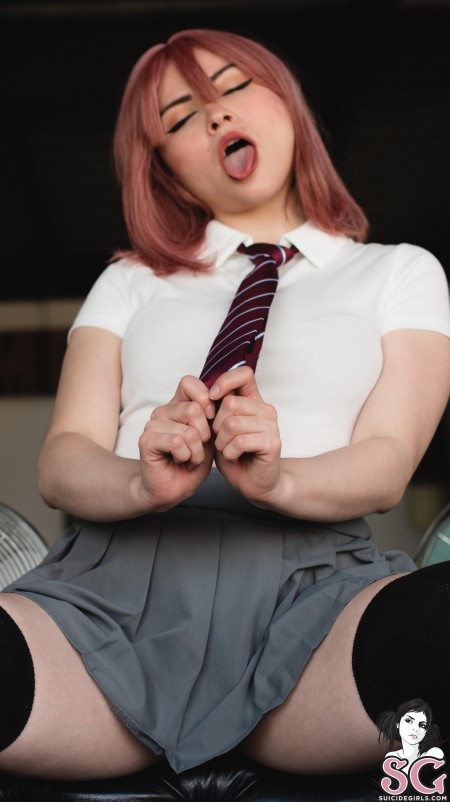 Бизнесменка в смокинге улыбается