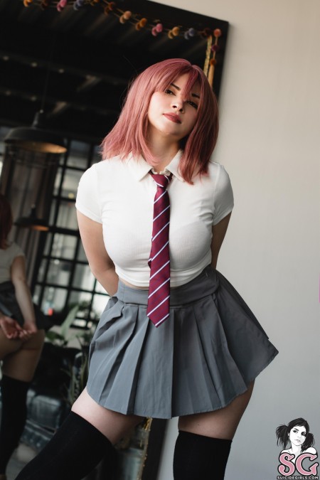 Бизнесменка в смокинге улыбается