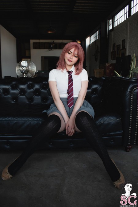 Бизнесменка в смокинге улыбается