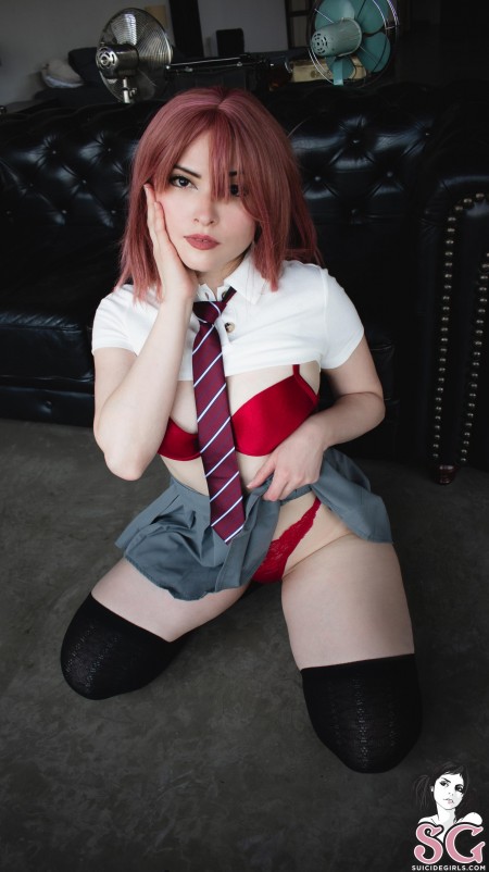 Бизнесменка в смокинге улыбается