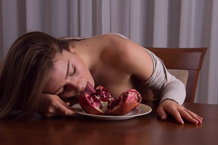 Лили С: чарующая эротика в домашнем интерьере