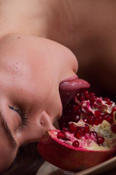 Лили С: чарующая эротика в домашнем интерьере