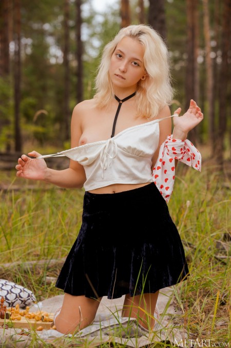 Летний восторг Лили на природе