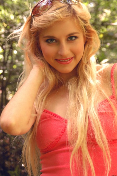 Счастливое летнее фото на природе