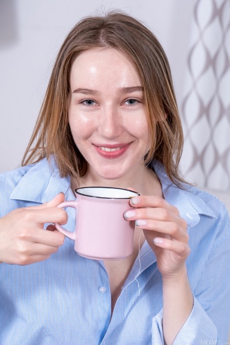 Улыбающаяся Миа Ли Кофе и радость