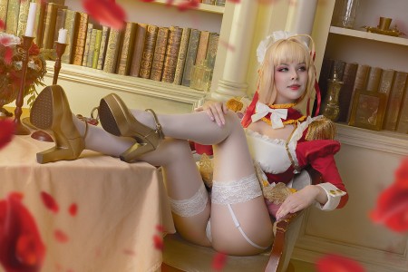 Веселая девушка Хелли Вон: нежная эротика