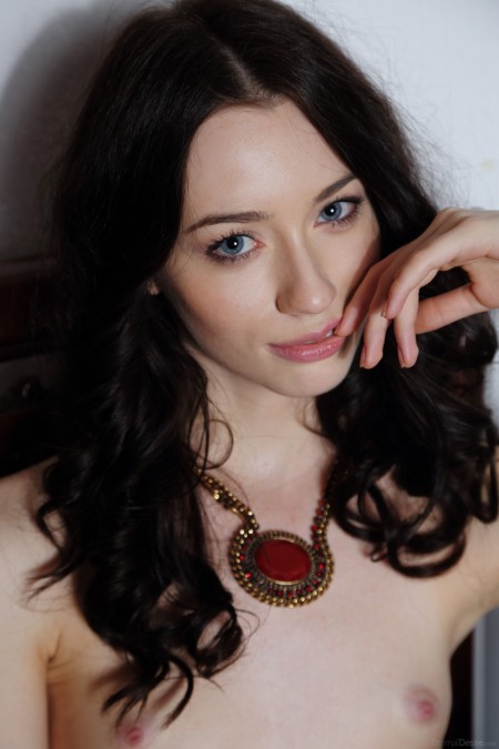 Элегантная модель Zsanett Tormay позирует обнаженной