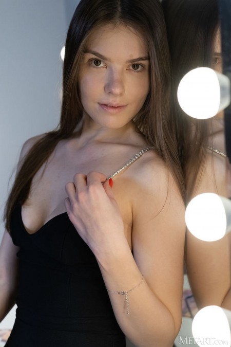 Принцесса Алиса: Элегантная фешн-модель в соблазнительной съемке