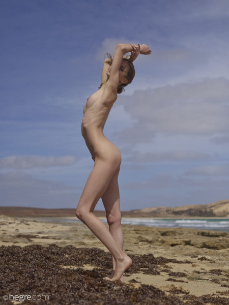 Романтическая натуралистичная фотосессия у моря