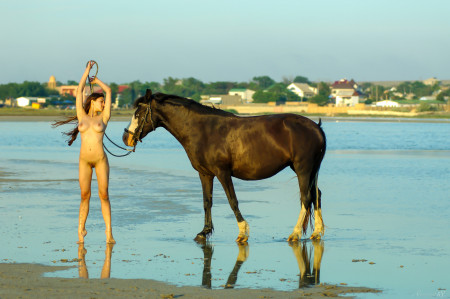 Летний портрет девушки на лошади