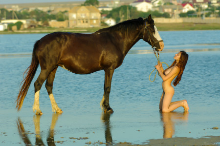 Летний портрет девушки на лошади